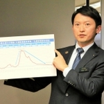 まん延防止等重点措置の延長を政府に要請後、記者団の取材に応じる兵庫県の斎藤元彦知事＝15日午後、兵庫県庁
