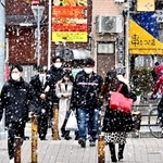 朝から冷え込み、雪が降った神戸の市街地＝１６日午前１０時３５分、神戸市中央区（撮影・秋山亮太）