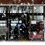 雪が舞った神戸駅周辺＝１６日午前、神戸市中央区