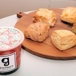 「グリナリー」のスムージーとスコーン＝神戸市中央区海岸通４