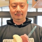 ジェラートを手にする「リッチョドーロ」の末廣憲賴さん＝神戸市中央区八幡通４