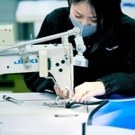 北京冬季五輪のウエアを縫製するミズノ生産子会社の氷上工場の従業員（ミズノ提供）