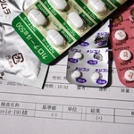 病院から処方された解熱剤とせき止め薬だけが頼りだった＝神戸市内