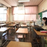 学級閉鎖中、画面越しの子どもたちに向けて授業をする教員＝川西市久代３、川西南中学校（撮影・吉田敦史）