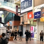 スケボーの乗り入れ禁止に踏み切る三宮センター街１丁目商店街。人通りの多い日中は道交法の規制対象となり得る＝神戸市中央区三宮町１