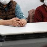 旧優生保護法を巡る訴訟の大阪高裁判決を受け、記者会見する原告の男性（左）と女性＝２２日午後、大阪市