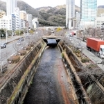 六甲山系山麓のＪＲ新神戸駅（奥）を通って神戸の市街地を流れる生田川＝神戸市中央区