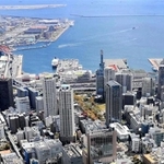 ＪＲ三宮駅南側の神戸・三宮界隈。左奥にはポートアイランド、その手前には「みなとのもり公園」の芝生が見える＝２０１９年４月