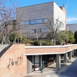 隣接市町民が利用できる神戸市立中央図書館＝神戸市中央区楠町７