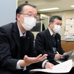 新型コロナウイルスのワクチン３回目接種を促すため、接種券なしで接種をする高齢者施設などの事務を代行すると発表した兵庫県の今後元彦参事（左）＝２４日午後、兵庫県庁