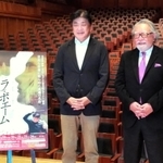 オペラ「ラ・ボエーム」の魅力を紹介する兵庫県立芸術文化センターの佐渡裕芸術監督（左）とゲストでスポーツ文化評論家の玉木正之さん＝兵庫県立芸術文化センター