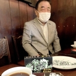 喫茶店の必需品だったマッチを懐かしむ「茶房　大陸」の岡本一さん＝姫路市綿町