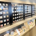 時代を感じさせるマッチ箱のラベルが並ぶマッチの里ミュージアム＝姫路市東山