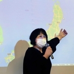 「まだ終わっていない。関心を持ってほしい」。生徒に語り掛ける森松明希子さん＝神戸市垂水区、舞子高校