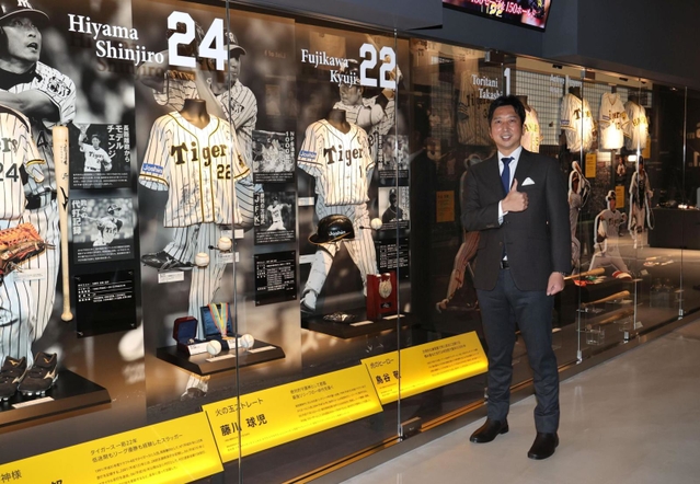 リニューアルオープンを前に報道陣に公開された甲子園歴史館で展示品の前に立つ元阪神タイガース選手の藤川球児さん＝１日午後、西宮市甲子園町