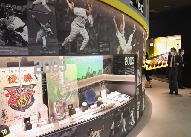 リニューアルオープンを前に報道陣らに公開された甲子園歴史館＝１日午後、西宮市甲子園町