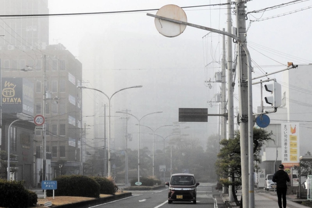かすんで見えなくなった加古川市役所＝加古川市加古川町北在家
