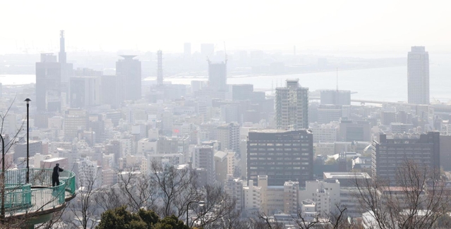 乳白色にかすんだ神戸市街＝３日午前、神戸市中央区、ビーナステラスから