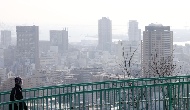 あたたかな陽気でかすむ神戸の街並み＝３日午前、神戸市中央区、諏訪山公園から（撮影・長嶺麻子）
