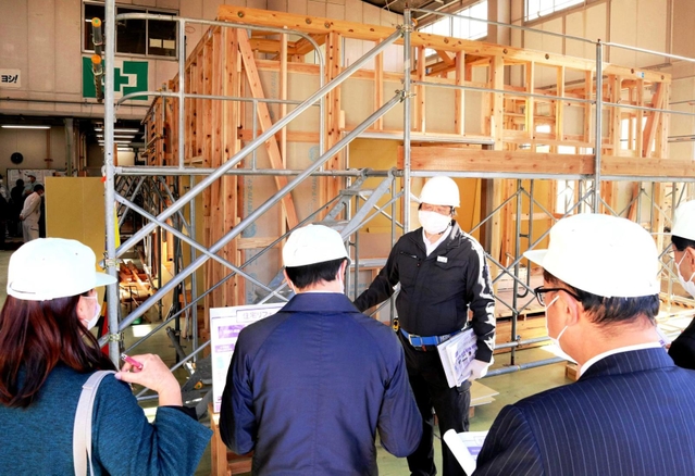 就職氷河期世代を対象にした職業訓練施設「ポリテクセンター」の施設見学会の様子＝尼崎市武庫豊町３