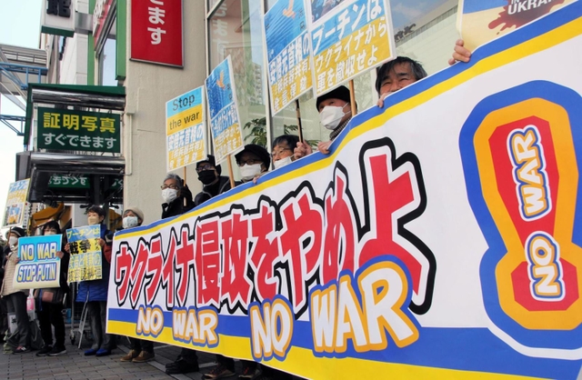 ５０年前に使われていた「ベ平連」の旗も掲げてロシアの軍事侵攻に抗議するメンバーら＝神戸市中央区三宮町１