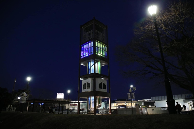 ウクライナ国旗の青と黄色に照らされたカリヨン＝３日午後、伊丹市伊丹１（撮影・斎藤雅志）