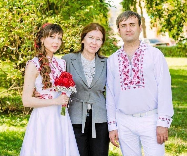 西牧エヴェリーナさんの兄ヴァセリーさん（右）の結婚式で、穏やかな表情を見せる母レイラさん（中央）＝西牧さん提供