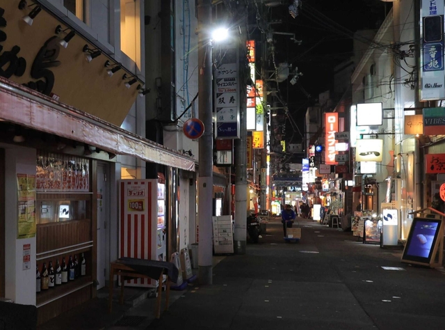 時短の要請が続き、閑散とした神戸・三宮の歓楽街＝１月２７日夜、神戸市中央区中山手通