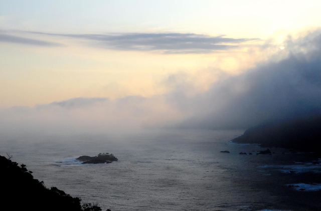 日本海に流れ込んだ霧が海上に広がっていく＝４日午前７時６分、豊岡市瀬戸（撮影・岡本好太郎）