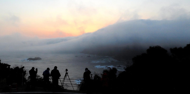 日本海に向かって流れこむ川あらし＝４日午前６時３２分、豊岡市瀬戸（撮影・岡本好太郎）