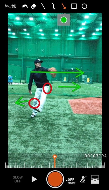 プロ野球阪神が新たに始める動画を使った技術指導のイメージ。手本を示すのはＯＢの鶴直人コーチ＝球団提供