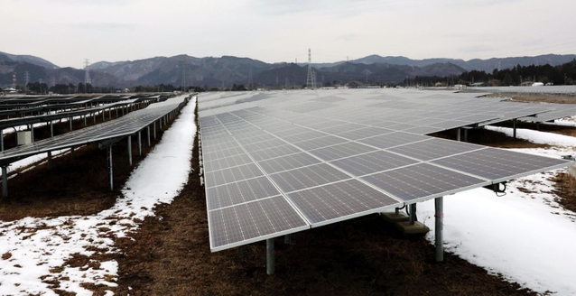 阿武隈高地を西に望む、かつての田園地帯。耕作が断念された土地に太陽光パネルが並ぶ＝福島県富岡町