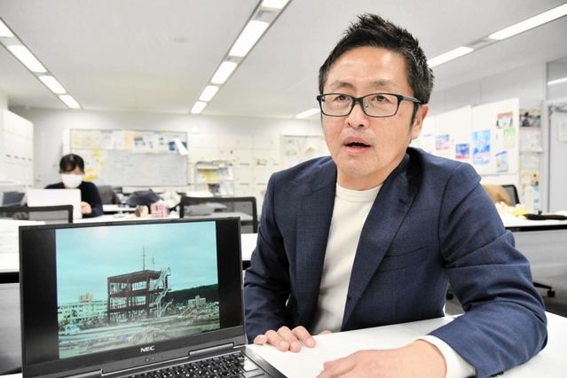 被災した宮城県の南三陸町防災対策庁舎などの写真を示しながら、これまでの活動を振り返る佐藤敬生さん＝神戸市中央区脇浜海岸通１