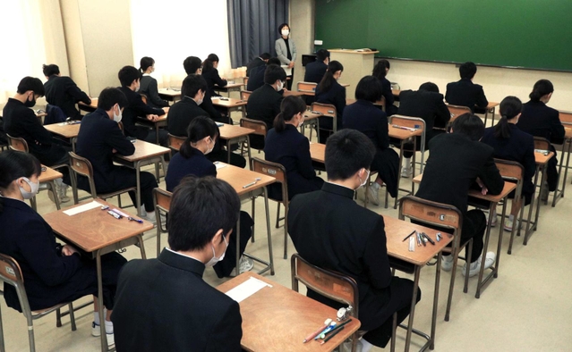 昨年の高校一般入試で試験開始を待つ受験生たち＝神戸市内