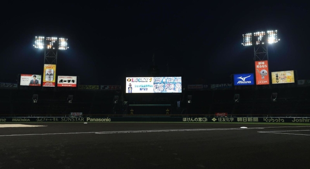 ＬＥＤナイター照明で、試合の７回に行われる「ラッキーセブン」の演出＝９日午後、西宮市の甲子園球場（撮影・斎藤雅志）