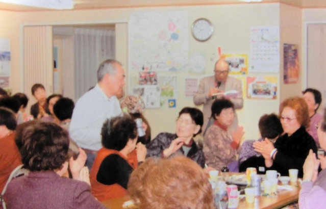 登米市の仮設住宅で開いた住民同士の交流会＝２０１５年４月、宮城県登米市（佐藤清太郎さん提供）