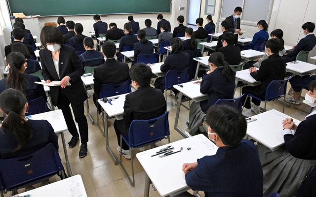 試験の開始を待つ受験生ら＝１１日午前、西宮市上甲東園２、県立西宮高校（撮影・坂井萌香）