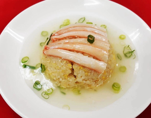 蟹身あんかけ炒飯（香美町役場神戸営業所提供）