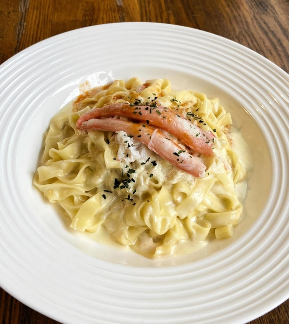 香住ガニのクリームパスタ（香美町役場神戸営業所提供）