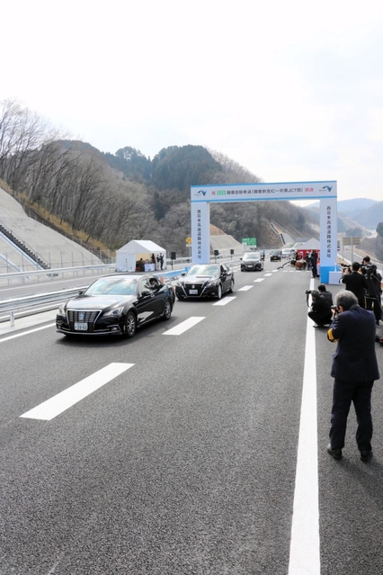 新たに開通した播磨新宮ＩＣ－宍粟ＪＣＴ間をパレード走行する関係車両＝たつの市新宮町角亀