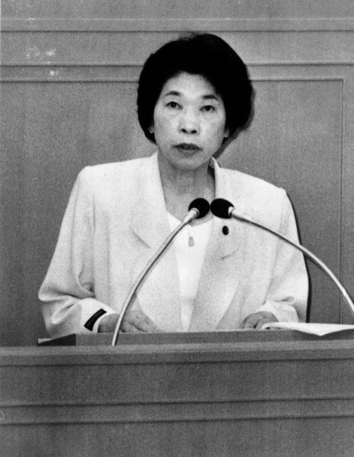 就任後初の議会に臨んだ北村春江・芦屋市長＝１９９１年５月１日、芦屋市会本会議場