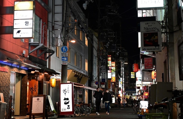 時短要請が出され、明かりがまばらな繁華街＝３日夜、神戸市中央区中山手通１