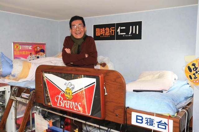 自室のベッドはＢ寝台の寝床＝西宮市（撮影・斎藤雅志）