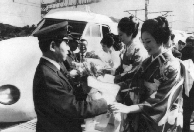 相生駅に到着した東京始発「ひかり」の運転士や車掌に花束を贈る、みなとの女王たち＝１９７２年３月１５日、新幹線相生駅