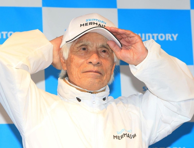 太平洋単独無寄港横断に挑戦する海洋冒険家の堀江謙一さん＝１５日午前、大阪空港（撮影・斎藤雅志）