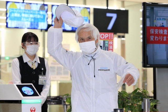 米サンフランシスコに向けて出発する堀江謙一さん＝１５日午前、大阪空港（撮影・斎藤雅志）