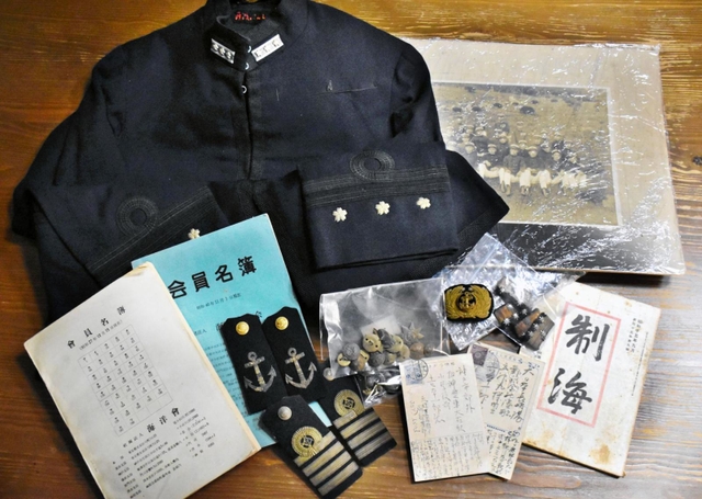 岡部芳郎さんの直筆はがきをツイッターで発信した喜多村紀道さんのコレクションの一部。兵士の身の回りの品から写真、名簿まで、さまざまなものがネットで売買されている＝千葉県銚子市