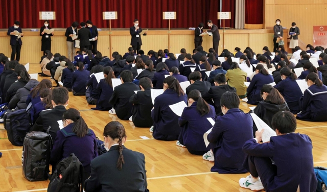 兵庫県立高校の入試で説明を聞く受験生。県内の中学生は約３０年前の半分に減少し、学校の活力維持が課題になっている＝２月、兵庫県内