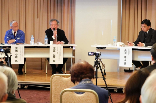 長沼隆之論説副委員長（右）を交え、災害ボランティアの将来を語り合った催し＝神戸市中央区東川崎町１