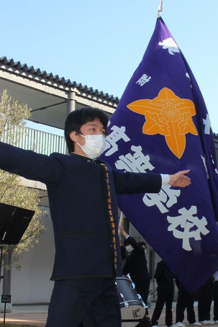 応援歌に合わせ、熱のこもった練習を続ける生徒＝東洋大付属姫路高校